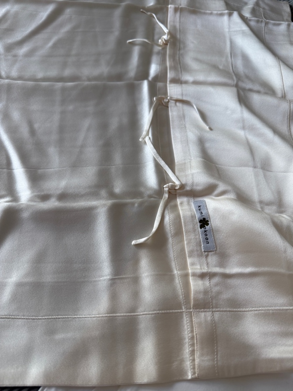Kumi Kookoon Cream silk pillowcases .2pc.
New without tags.